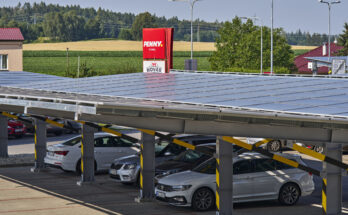 Solární elektrárna, která parkoviště zastřešuje, zajistí energetickou soběstačnost prodejny. foto: Penny