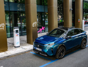 Nové elektromobily Peugeot nabízejí díky inovované baterii dojezd až 700 km. foto: Peugeot