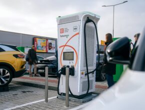 V roce 2025 přidá největší česká síť dalších nejméně 100 ultrarychlých stojanů. Celkově dnes ČEZ provozuje více než 800 dobíjecích stojanů po celé ČR. foto: ČEZ