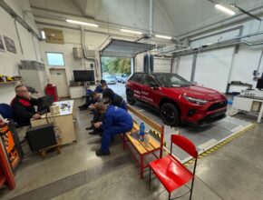 Dva vozy Toyota RAV4 Hybrid nyní budou sloužit jako výukové nástroje. foto: Toyota