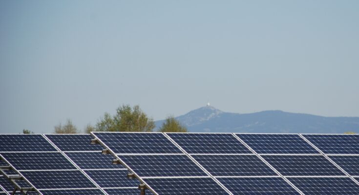 Fotovoltaická elektrárna Ralsko, v pozadí Ještěd. foto: ČEZ