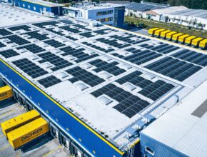 Fotovoltaická solární elektrárna na střeše provozu Dachser. Snižuje náklady na provoz budov i dobíjení elektromobilů. foto: Dachser