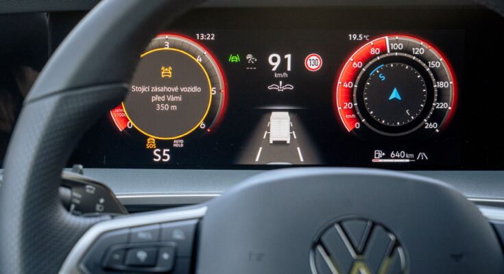 Systém C-ITS přináší řidičům vozů Volkswagen s technologií Car2X včasná upozornění na nebezpečné situace nově i na českých silnicích a dálnicích. Systém Car2X nabízejí nové modely Golf, Golf Variant Passat, Tiguan, Tayron, Multivan, ID.3, ID.4, ID.5, ID.7, ID.7 Tourer a ID. Buzz. foto: Volkswagen