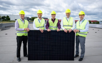 Marek Doležal, generální ředitel BILLA ČR, Andreas Jüterbock, provozní ředitel BILLA ČR, Jakub Mráček, ENERG-SERVIS a.s., Lukáš Cerman, vedoucí technického oddělení BILLA ČR, a Martin Raba, team leader pro oblast udržitelných technologií BILLA ČR, při instalaci prvního fotovoltaického panelu 2. fáze výstavby fotovoltaické elektrárny na střeše centrálního skladu společnosti BILLA v Modleticích u Prahy. foto: Billa
