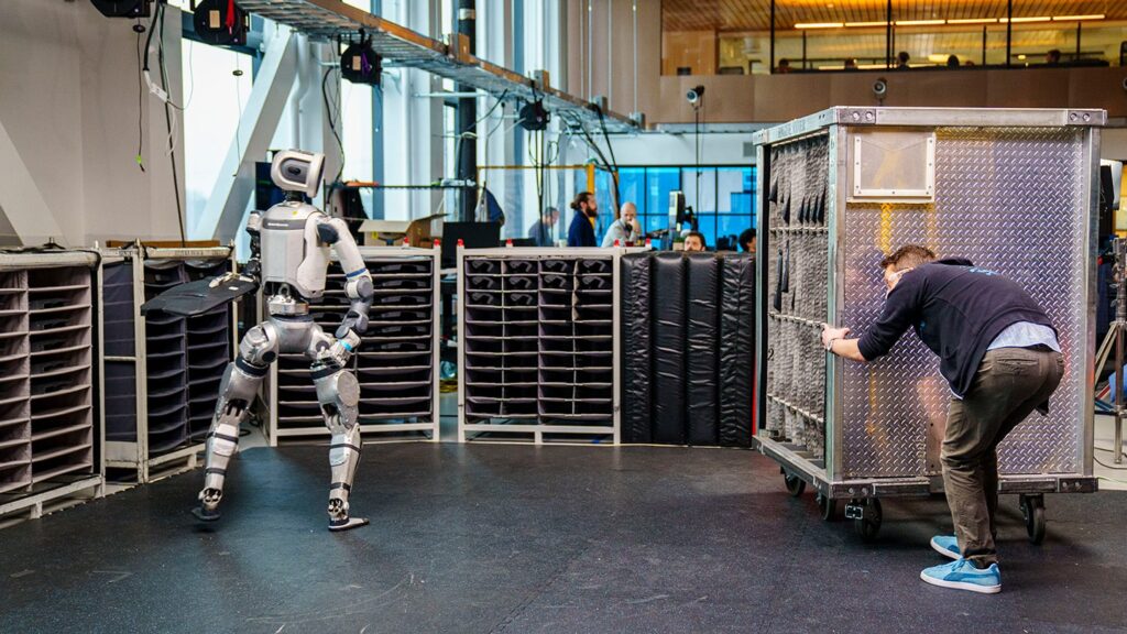 Robot Atlas rozhýbaný pomocí AI. foto: Toyota