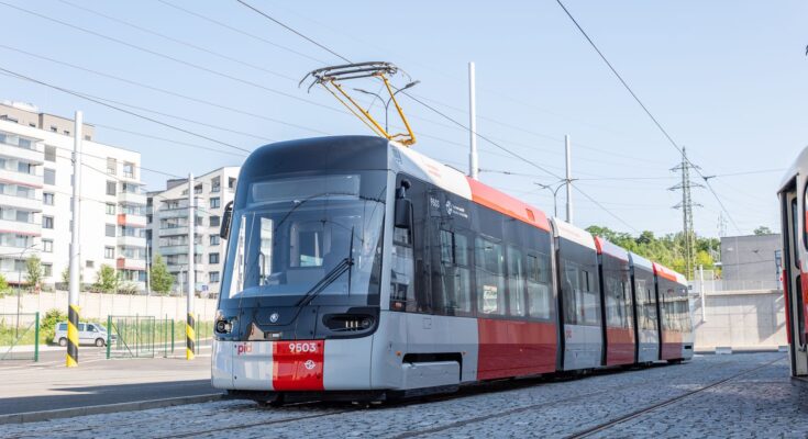 Tramvaj Škoda ForCity Plus 52T v Praze. foto: Škoda Group