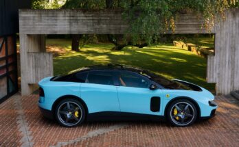 Ferrari Luce je prvním čistě elektrickým Ferrari v historii. Novinka z Maranella nabízí výkon až 765 kW, zrychlení z 0 na 100 km/h za 2,5 sekundy a futuristický design vytvořený ve spolupráci s týmem designéra Jonyho Ivea. foto: Ferrari