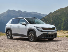 Elektromobil Škoda Epiq představuje světelný podpis ve tvaru písmene T určený pro SUV modely Škoda. Řada aerodynamických prvků přispívá k hodnotě součinitele odporu vzduchu 0,275. Velká panoramatická střecha s elektricky ovládanou clonou dodává interiéru na vzdušnosti a prostornosti. foto: Škoda Auto