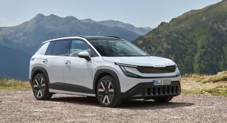 Elektromobil Škoda Epiq představuje světelný podpis ve tvaru písmene T určený pro SUV modely Škoda. Řada aerodynamických prvků přispívá k hodnotě součinitele odporu vzduchu 0,275. Velká panoramatická střecha s elektricky ovládanou clonou dodává interiéru na vzdušnosti a prostornosti. foto: Škoda Auto