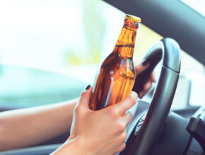 Kdy je bezpečné sednout za volant po alkoholu? Zjistěte, co říká zákon, jaké mýty o střízlivění kolují a za jak dlouho alkohol skutečně vyprchá. 🍺 ⚖️ foto: Magnific