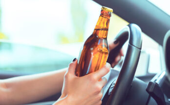 Kdy je bezpečné sednout za volant po alkoholu? Zjistěte, co říká zákon, jaké mýty o střízlivění kolují a za jak dlouho alkohol skutečně vyprchá. 🍺 ⚖️ foto: Magnific