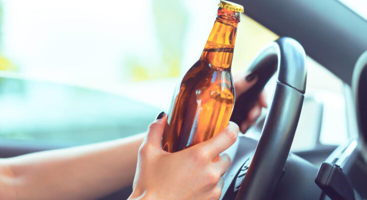 Kdy je bezpečné sednout za volant po alkoholu? Zjistěte, co říká zákon, jaké mýty o střízlivění kolují a za jak dlouho alkohol skutečně vyprchá. 🍺 ⚖️ foto: Magnific