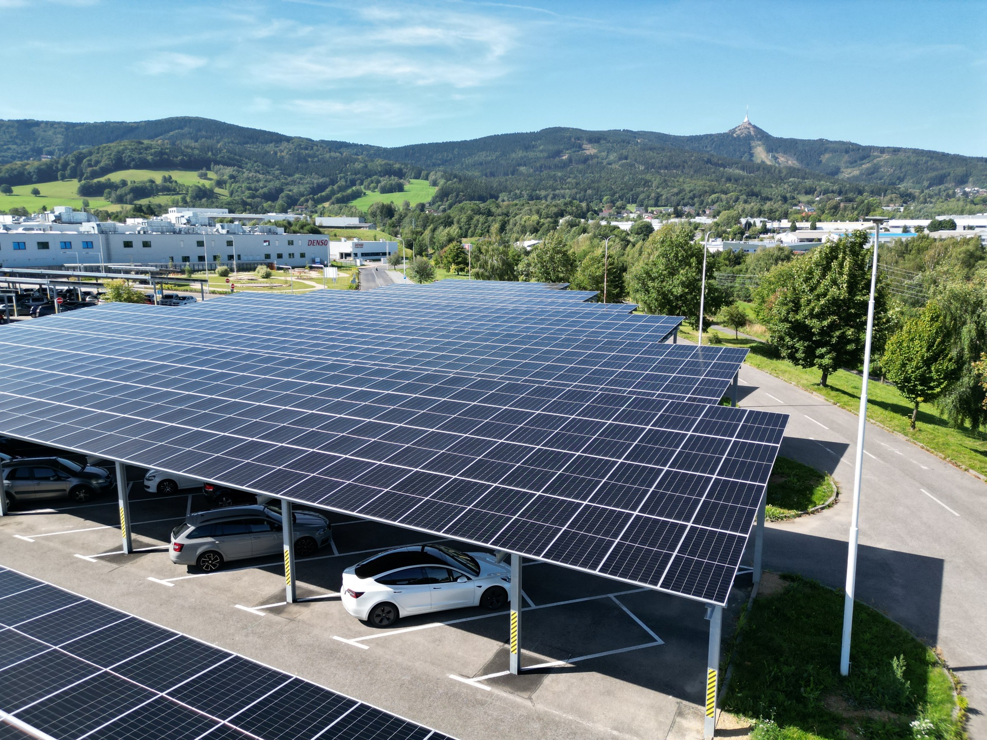 V Liberci vyrostl největší carport v Česku