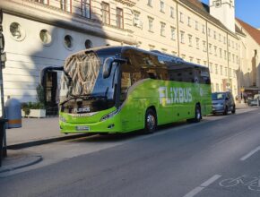 Jde o první přeshraniční e-bus projekt v celé síti FlixBusu a zároveň o důležitý krok na cestě ke snižování uhlíkové stopy v dálkové autobusové dopravě. foto: Flixbus