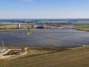 Český průmysl hledá levnější energii. Nová solární elektrárna ukazuje jedno z řešení. foto: Stella