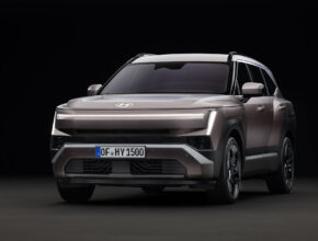 5. generace modelu TUCSON na silnici vyniká jako „nejodvážnější SUV“ s impozantním vzhledem dle designového směru Art of Steel, předními světly H-Edge a zadními Prism Rear Lights. foto: Hyundai