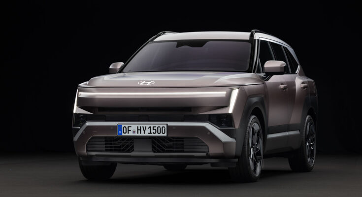 5. generace modelu TUCSON na silnici vyniká jako „nejodvážnější SUV“ s impozantním vzhledem dle designového směru Art of Steel, předními světly H-Edge a zadními Prism Rear Lights. foto: Hyundai
