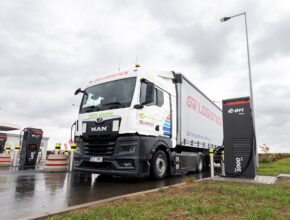 Síť E.ON Drive v České republice má přes 960 dobíjecích bodů na více než 270 lokalitách a soustředí se na ultrarychlé veřejné dobíjení. První veřejná lokalita pro kamiony v Mořicích byla otevřena v roce 2025. Mořice, Čestlice a Dolní Dvořiště jsou první tři české lokality uzpůsobené pro dobíjení elektrických kamionů a autobusů. Síť E.ON Drive má aktuálně i první veřejnou dobíjecí stanici v Česku s výkonem 1 MW a technologií MCS. foto: E.ON Drive