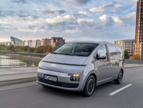 Hyundai Staria Cargo kombinuje sílu elektrického pohonu o výkonu 160 kW s jízdními vlastnostmi a komfortem srovnatelnými s osobním autem. Model bude představen 12. října na Pařížském autosalonu, na českém trhu jej lze objednávat již nyní za ceny od 1014 538 Kč bez DPH. foto: Hyundai