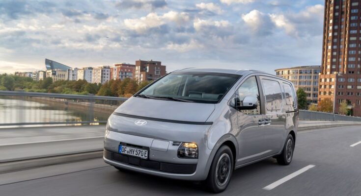 Hyundai Staria Cargo kombinuje sílu elektrického pohonu o výkonu 160 kW s jízdními vlastnostmi a komfortem srovnatelnými s osobním autem. Model bude představen 12. října na Pařížském autosalonu, na českém trhu jej lze objednávat již nyní za ceny od 1014 538 Kč bez DPH. foto: Hyundai